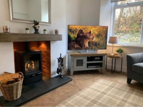 Woodland Cottage - private courtyard - Pet Friendly Retreat in the heart of Windermere